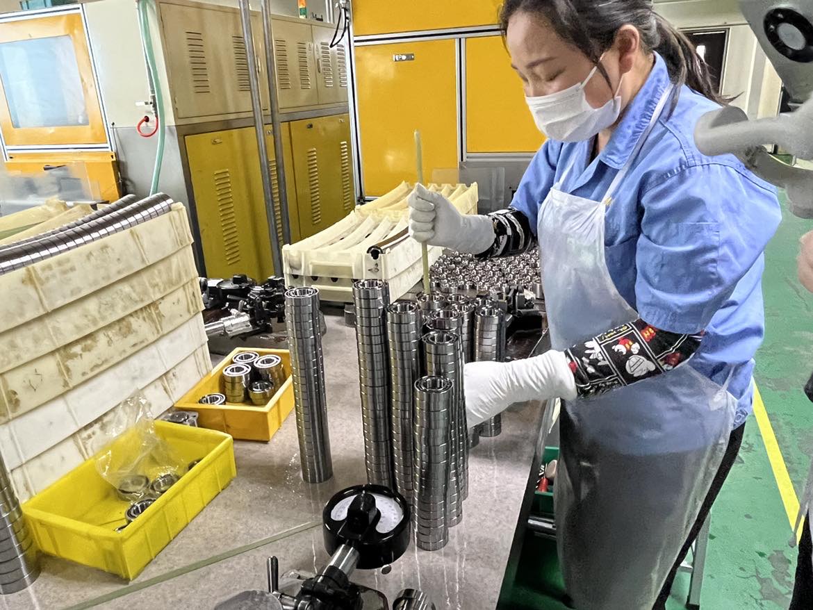 角接（jiē）觸球軸承（chéng）廠家應該如何選擇軸承熱處理？