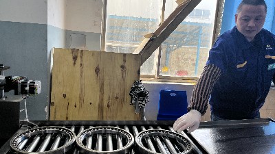 精密數控車床主軸軸（zhóu）承應該（gāi）如（rú）何清洗？