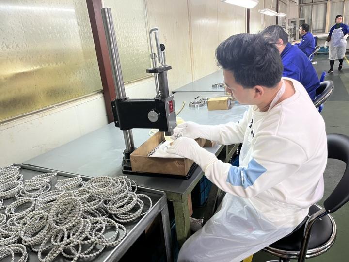 工業機器人使用交叉滾（gǔn）子軸承有哪些優（yōu）點？